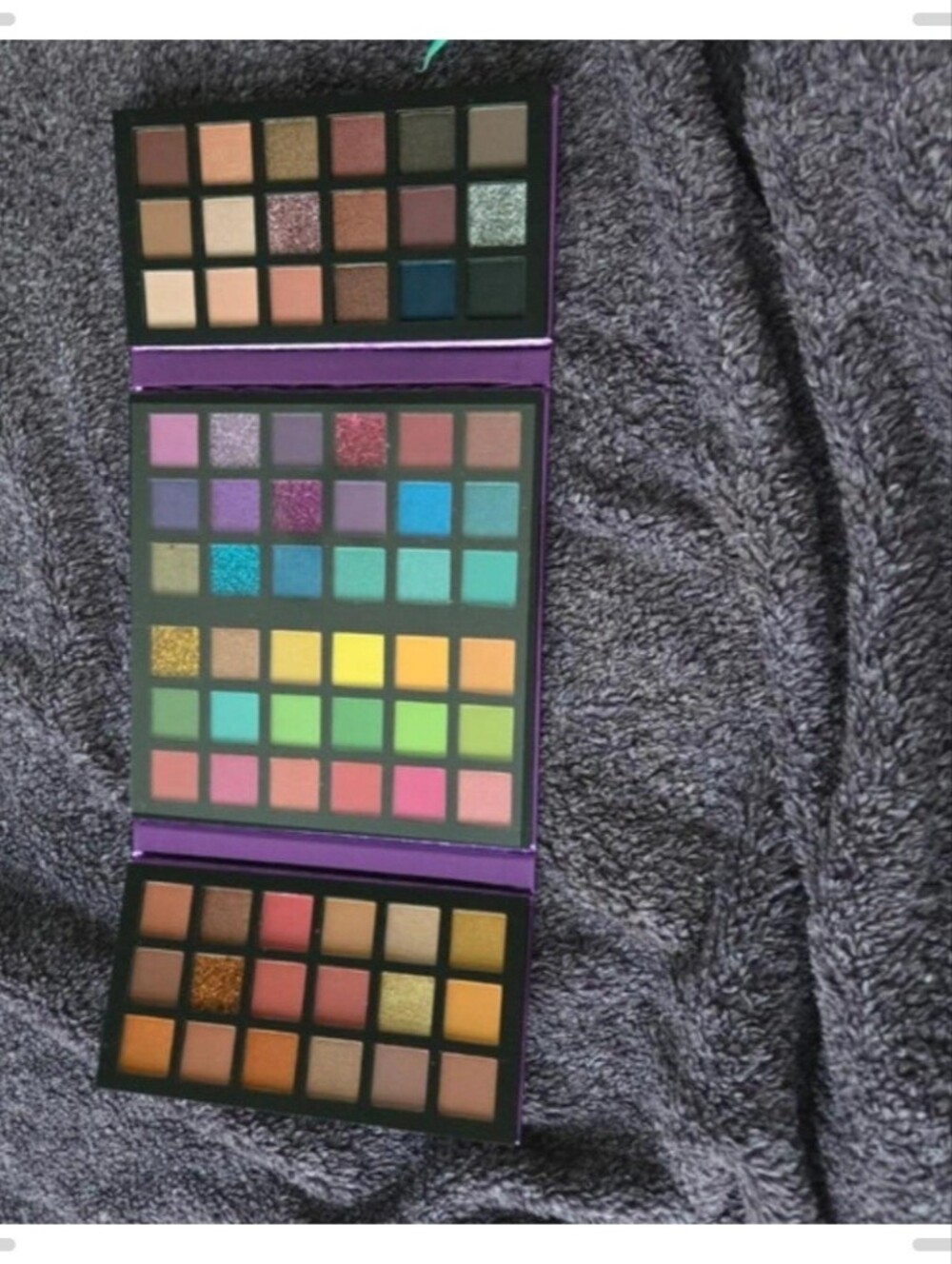 Tri-Fold Women’s Eyeshadow Palette — Multi-Color Shades